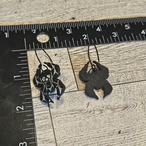Skull Spider Dangle Earrings Black White Halloween Handmade Goth - Picture 2 of 4